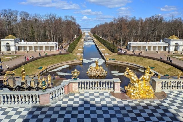 Подсмотренная система версальских фонтанов была усовершенствована в Петергофе. 