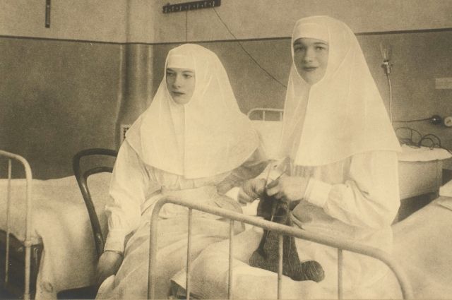Сестры милосердия – Великие княжны Ольга Николаевна и Татьяна Николаевна. 1916 г.