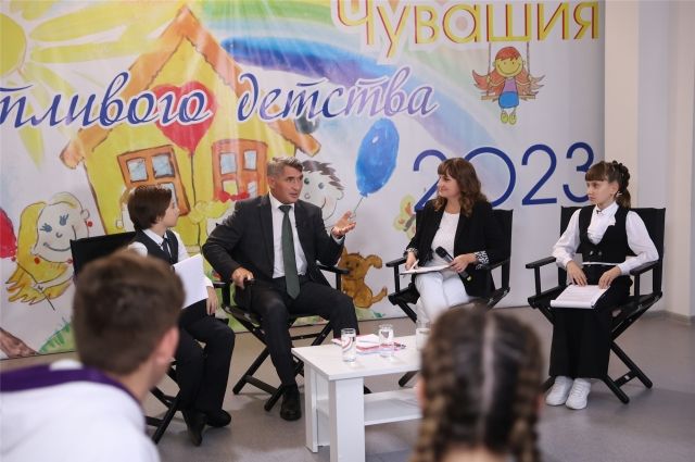 В разговоре с Олегом Николаевым участвовали школьники, их родители, учителя.