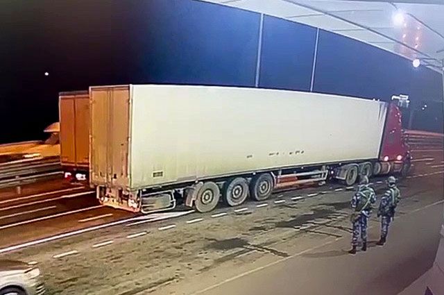 Сотрудники ДПС перед досмотром грузового автомобиля на Крымском мосту. Стоп-кадр с видео, предоставленного ФСБ РФ.