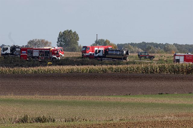 Пожарные работают в поле возле нефтепровода «Дружба», где обнаружена утечка нефти.