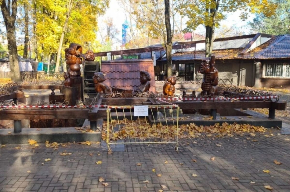 Деревянные скульптуры в парке Толстого в Брянске готовят к зиме