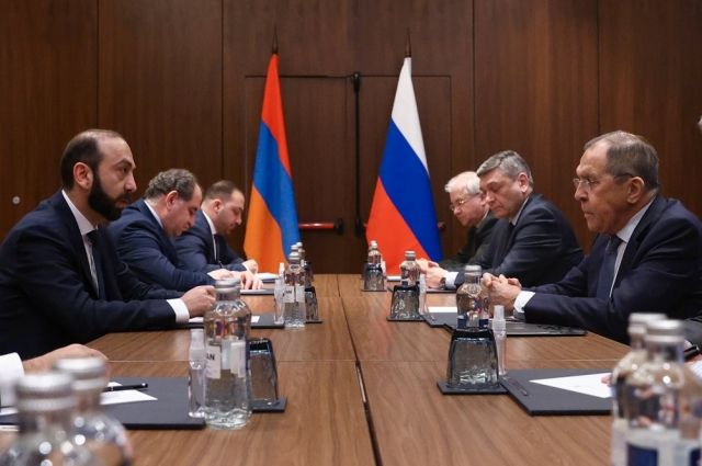  Сергей Лавров и Арарат Мирзоян на встрече в Казахстане. 