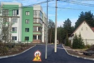 На проезжей части сейчас стоят два столба, один за другим. Для проезда свободна только одна полоса
