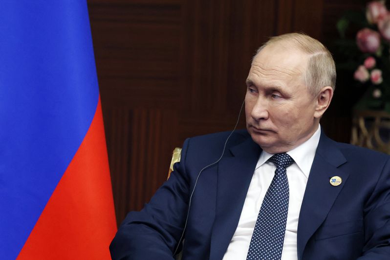 Президент Владимир Путин во время переговоров на полях VI саммита СВМДА