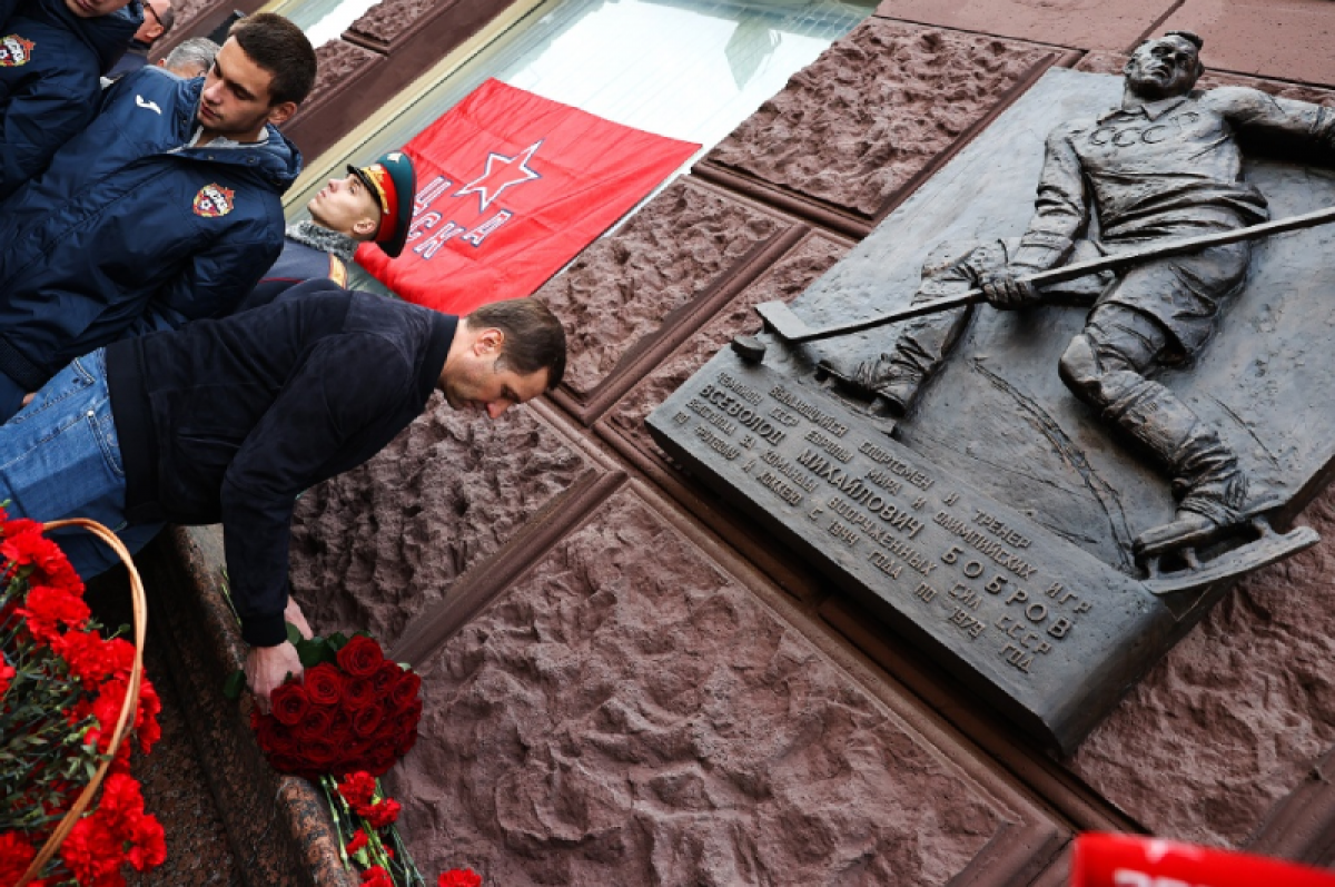 Отметить заслуги. В Москве открыли памятную доску хоккеисту Боброву