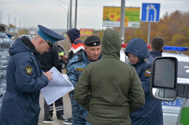 «ЭнергосбыТ Плюс», судебных приставов и ГИБДД Полсотни оренбуржцев остановили на дороге во время совместного рейда.