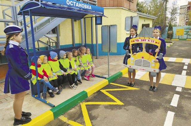 На территории детского сада оборудован автогородок «Светофороград».