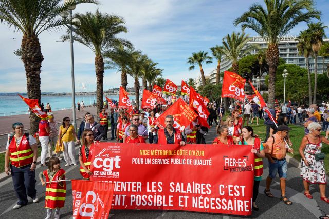 Демонстранты разных профессий на Английской набережной в Ницце (Франция) требуют повышения зарплат и пенсий. 29.09.2022