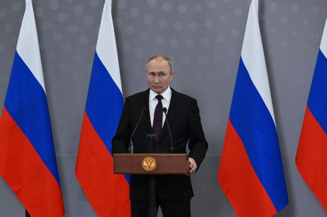 Президент РФ Владимир Путин во время подхода к прессе по итогам заседания глав государств — участников Содружества Независимых Государств. 14 октября 2022. 