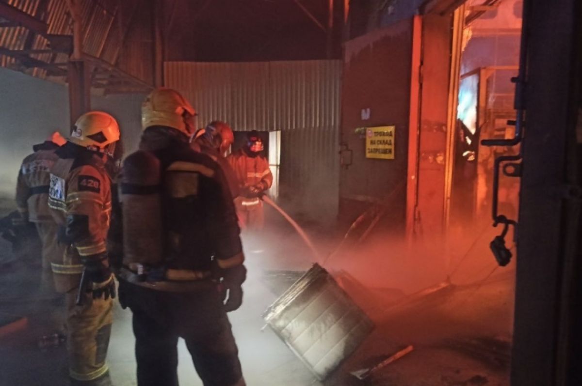 Пожар на складе в Екатеринбурге локализовали на площади 4800 кв. метров