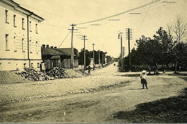 С правой стороны ул. Мариинской – столбы телефонной связи. Открытка начала ХХ века.