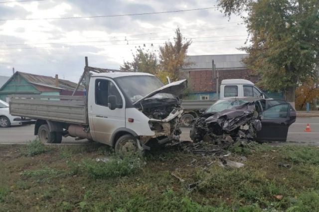 В Оренбурге на улице Шевченко произошло лобовое столкновение Ford и «ГАЗа».