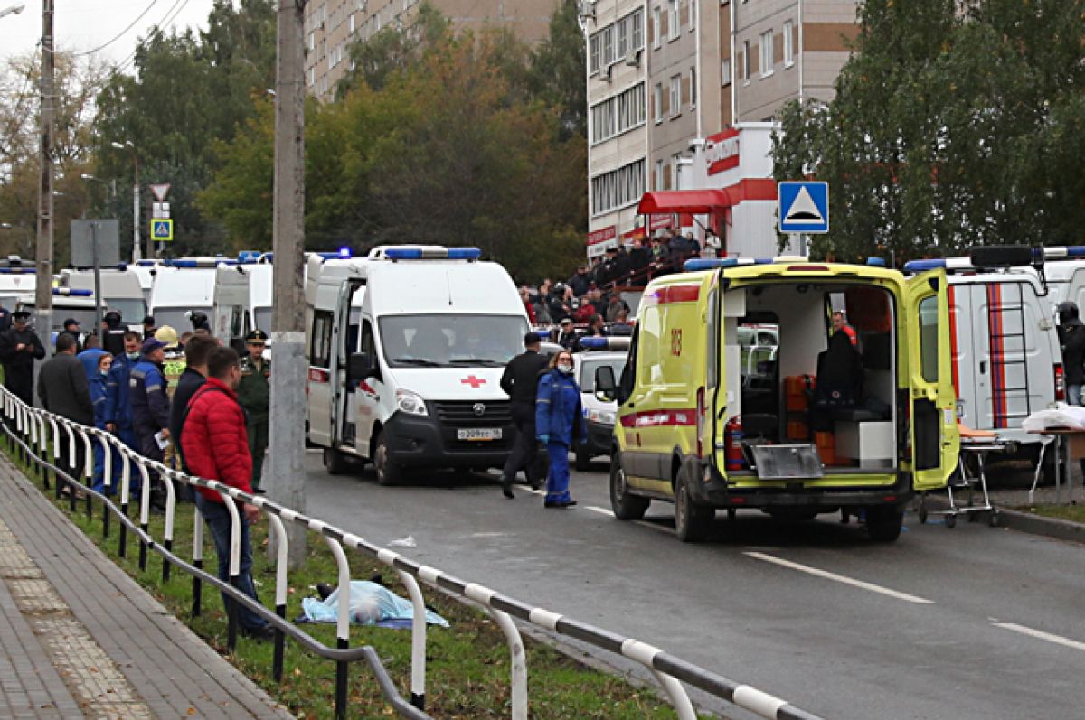 В больницах после стрельбы в школе Ижевска остаются 10 человек