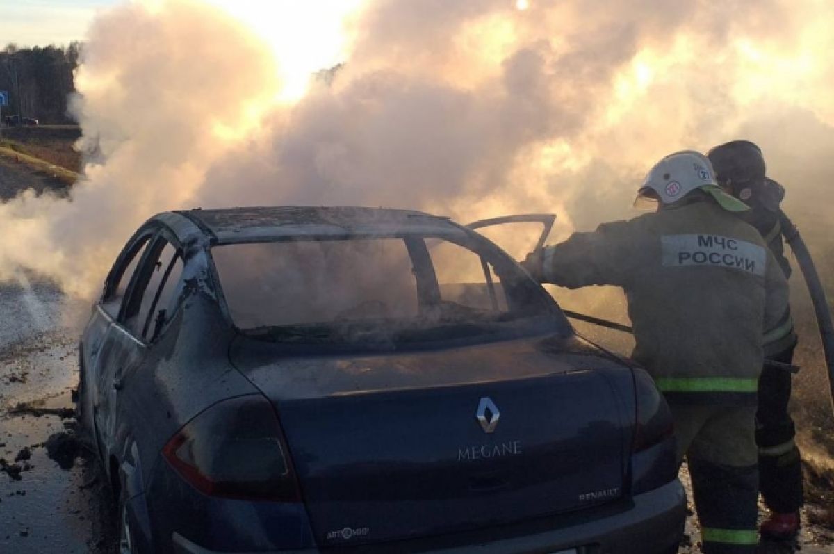 Пожарные тушили Renault Megane, загоревшийся на Заринской трассе