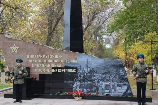 В Илеке состоялось открытие памятника-стелы погибшим при исполнении служебного долга воинам.