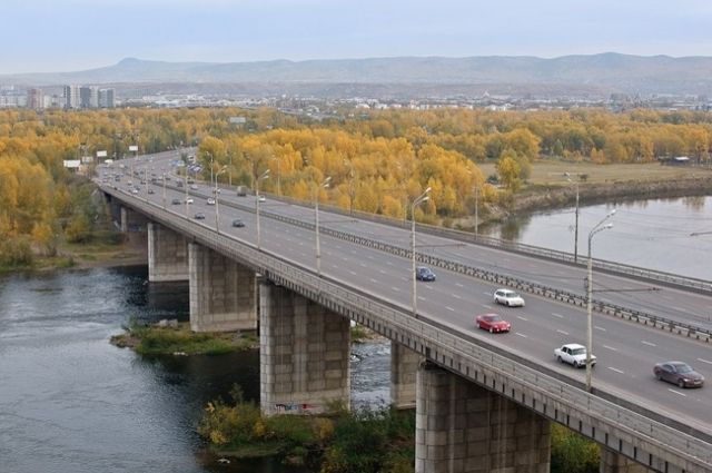 Пятна обнаружены возле Октябрьского моста.