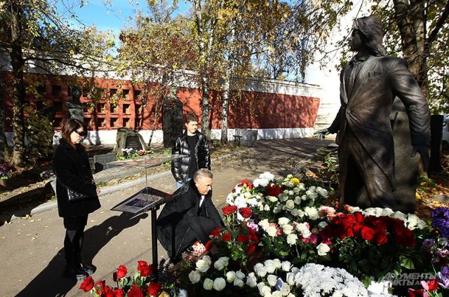 Памятные мероприятия на могиле Дмитрия Хворостовского