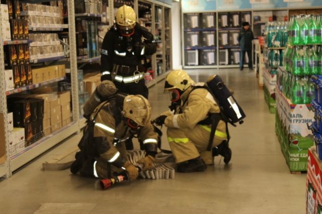 Пожарные учения в барнаульском торговом центре
