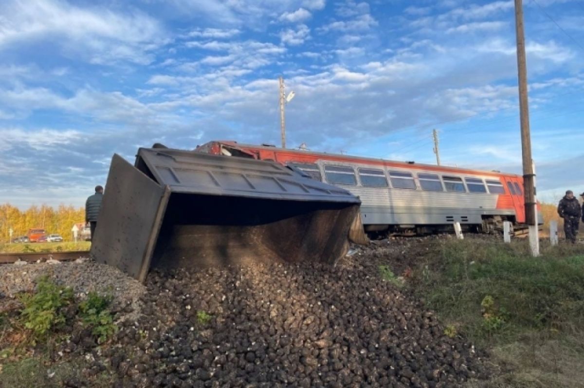 В Тамбовской области грузовик столкнулся с пассажирским поездом
