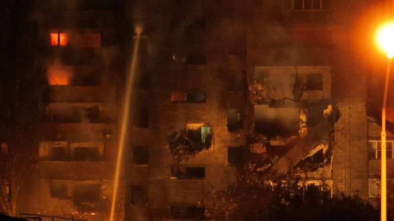Спасатели тушат горящее здание.