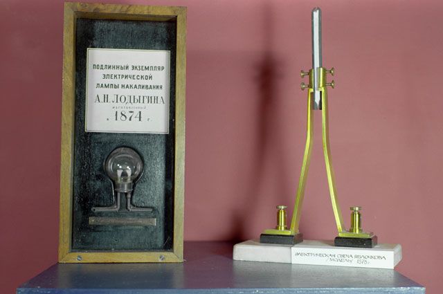 Подлинный экземпляр электрической лампы накаливания А. Лодыгина из коллекции Политехнического музея.