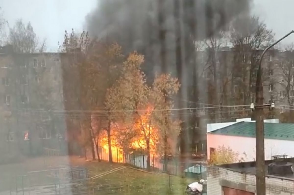 Омск осташково последние новости. Пожар в Осташкове. Пожар на Центральном рынке. Пожар на рынке в Осташкове. Осташков рынок Центральный.