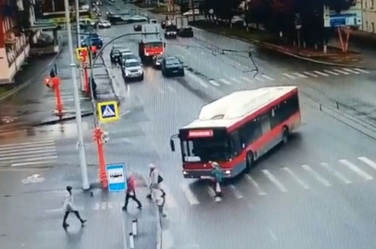 Автобус сбил пешехода. Автобус и пешеход.