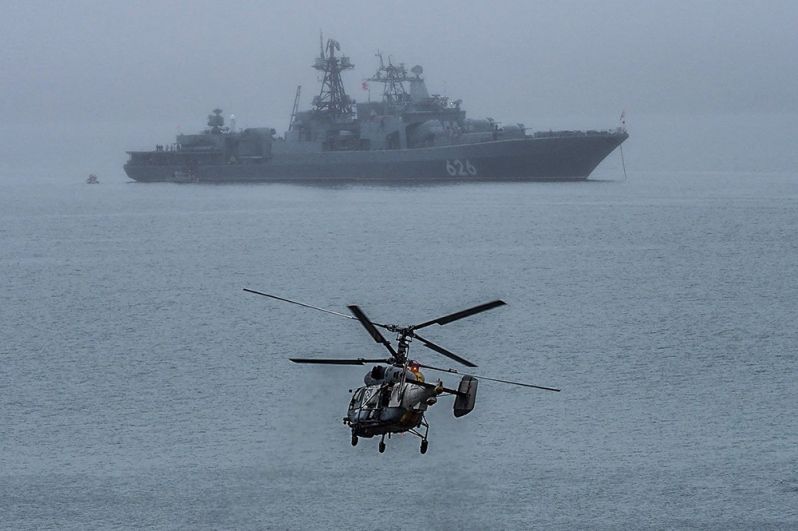 БПК «Вице-адмирал Кулаков» и вертолет Ка-27 во время учений арктического отряда Северного флота.