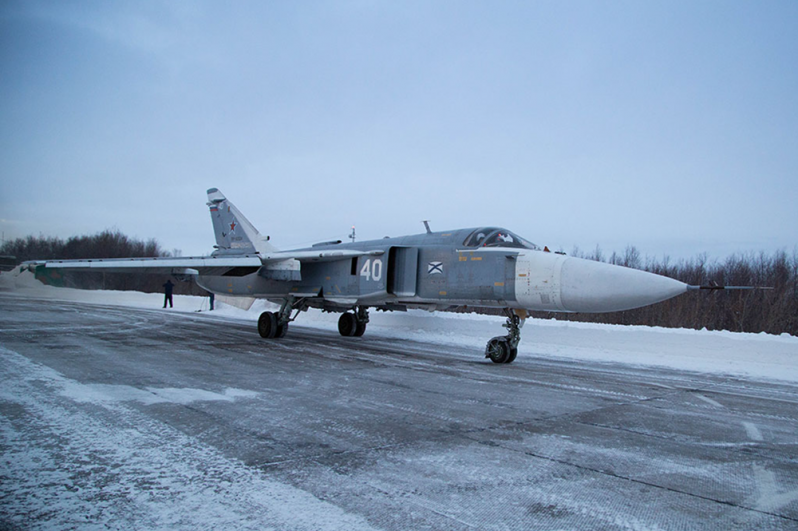 Тренировочные полёты экипажей бомбардировщиков Су-24 в сложных условиях Арктики.