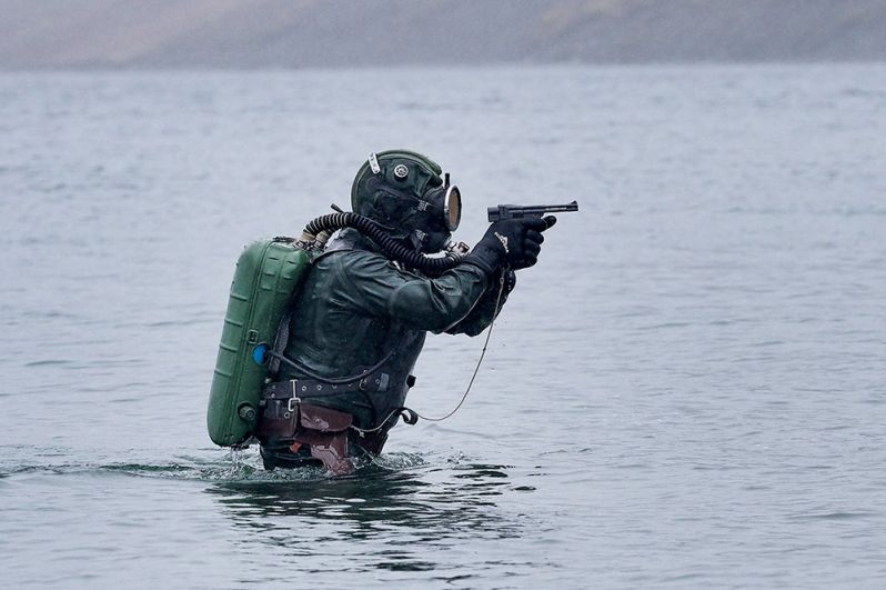 Боевой пловец отряда ПДСС из состава Арктической группы войск Северного флота на учениях.