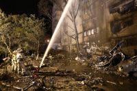 Спасатели тушат пожар, вечер 17 октября. На месте работали около 500 пожарных.