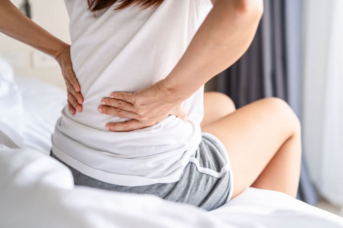 Врач назвал главные ошибки при самостоятельном лечении болей в спине