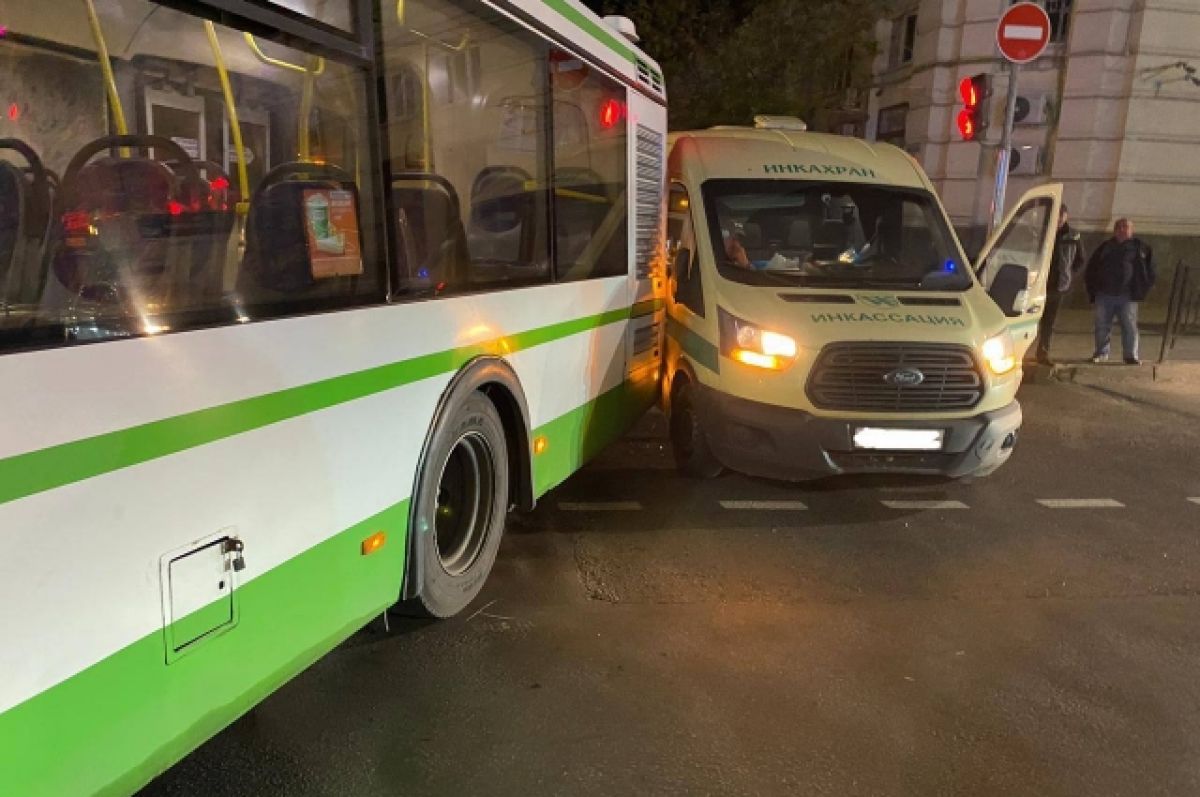 Автобус с пассажирами врезался в инкассаторскую машину в Ростове