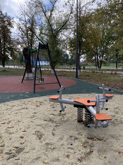 Парк с новой детской площадкой – место притяжения местной детворы. 