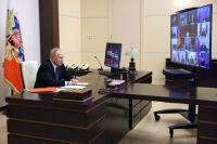 Президент РФ Владимир Путин проводит оперативное совещание с постоянными членами Совета безопасности РФ в режиме видеоконференции.