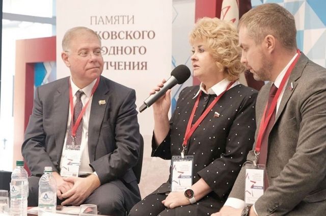 Перед участниками форума выступили Степан Орлов, Нина Куликовских и Андрей Моргунов (слева направо).