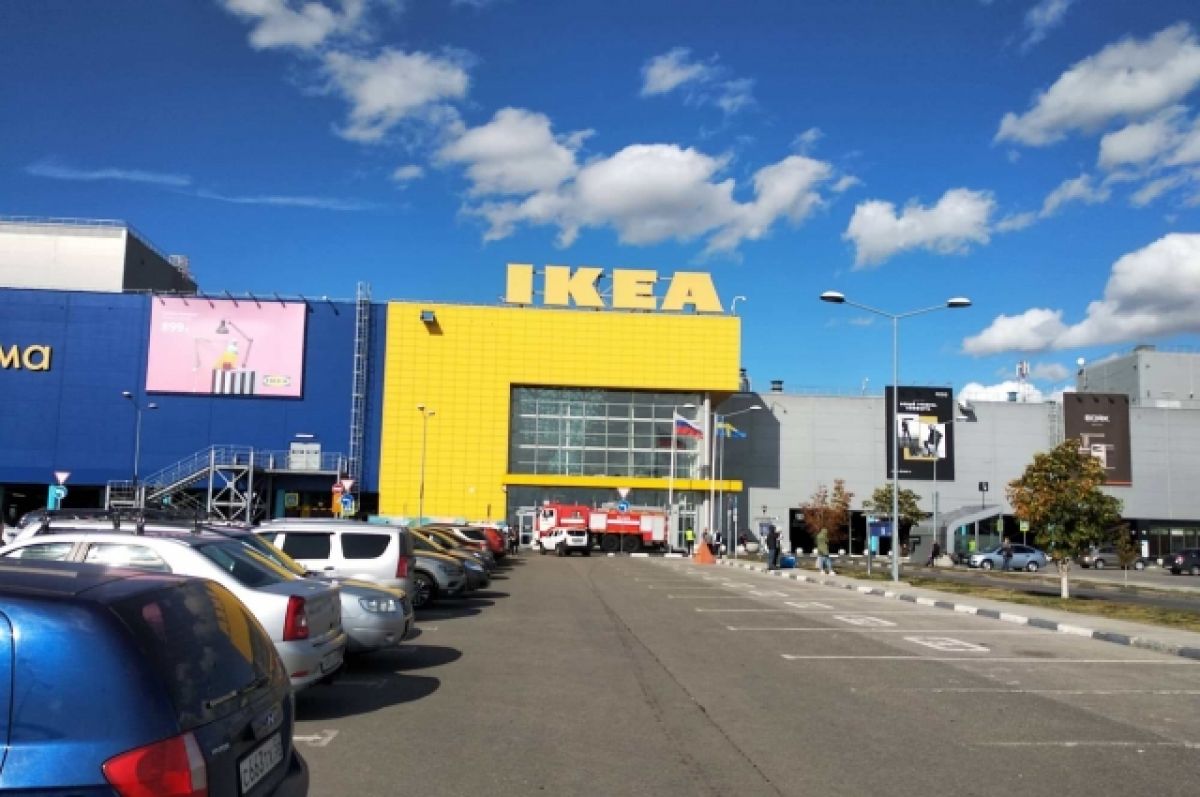 В Казани рабочие сняли вывеску IKEA с торгового центра «Мега»