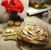 Осень - время домашних пирогов, куда идут все излишки урожая. Аромат шарлотки напоминает, что в доме, где пахнет пирогами, можно пережить самые суровые времена.