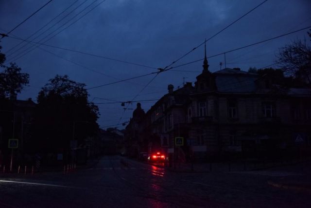 Львов без электричества после того, как электростанции были поражены российскими высокоточными ракетами, Украина 11 октября 2022 года.