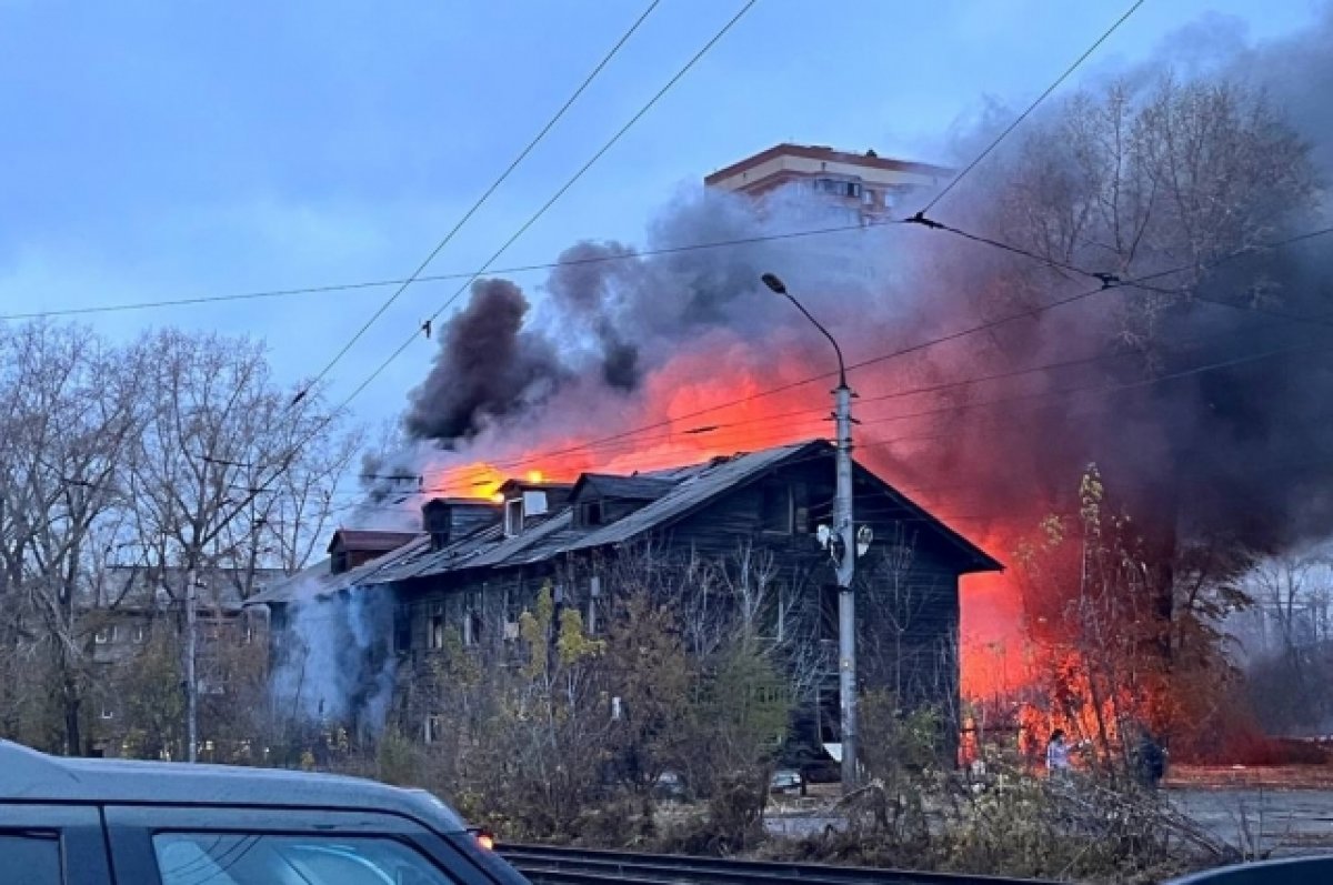 Горел барак. Пожарные тушат пожар. Горел Барак Новосибирск. Потушенный пожар.