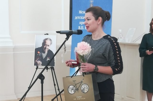 Юлия Варнакова получила премию в номинации «Выбор детского жюри». Эскиз медали, которая вручается победителям, нарисовал в своё время Владислав Крапивин.