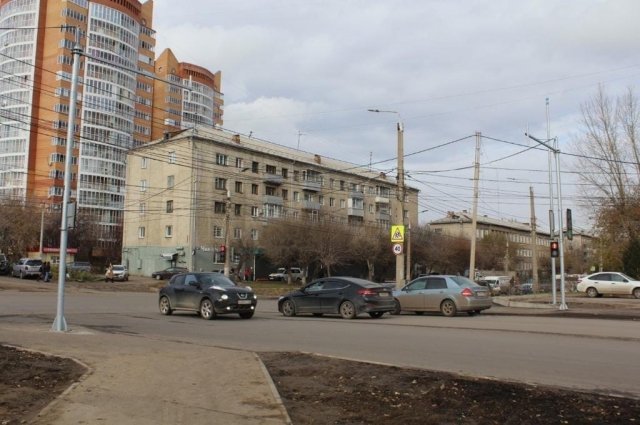На улице Киренского, 17 установили новый светофор
