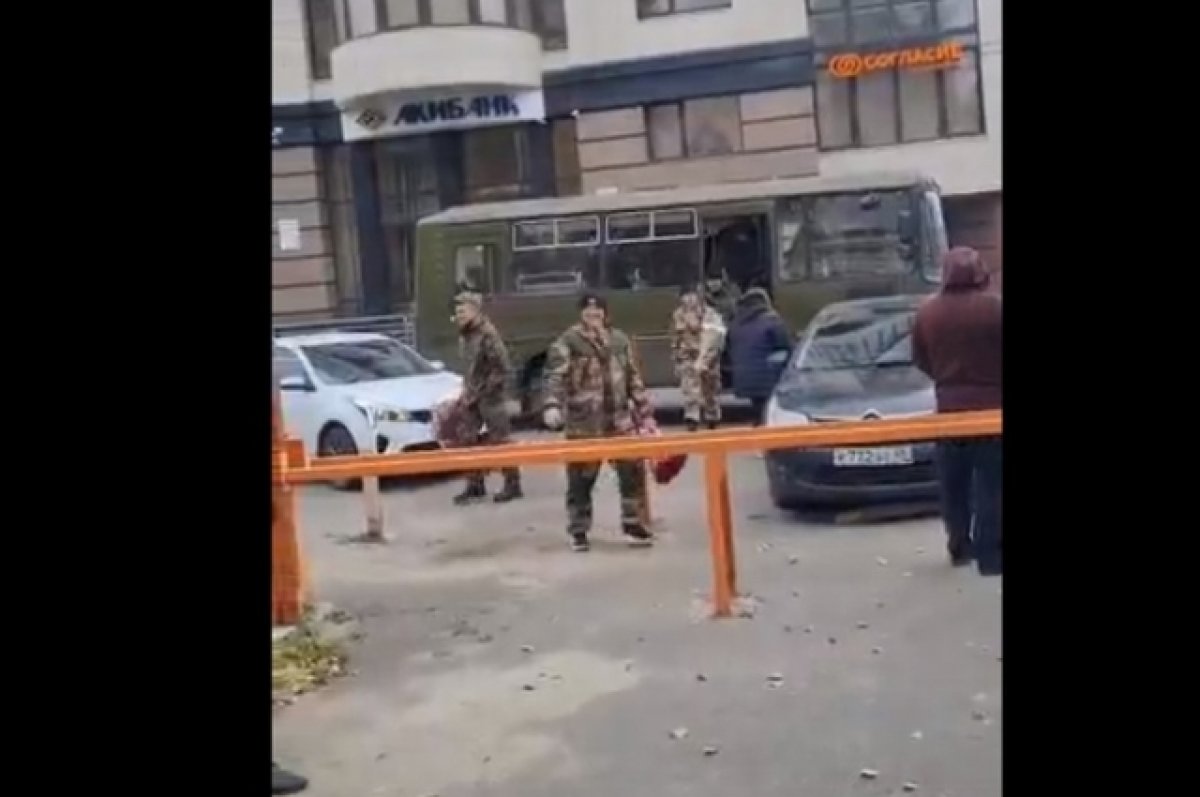 Появилось видео прибытия мобилизованных на регистрацию брака в Воронеже |  АиФ Воронеж