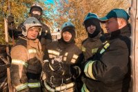 Пожарные спасли трех котят из горящей бани в Орске.