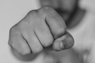 В Ноябрьске местный житель обвиняется в покушении на кражу и применении насилия к сотруднику полиции.