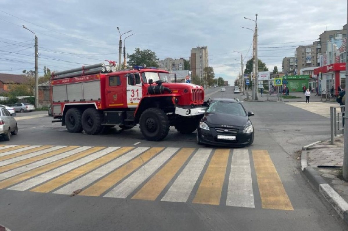 Пожарная машина врезалась в иномарку в Ростовской области