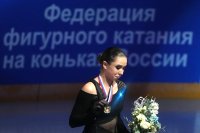 Камила Валиева, завоевавшая золотую медаль в женском одиночном катании на соревнованиях по фигурному катанию в первом этапе серии Гран-при России, на церемонии награждения. 23.10.2022