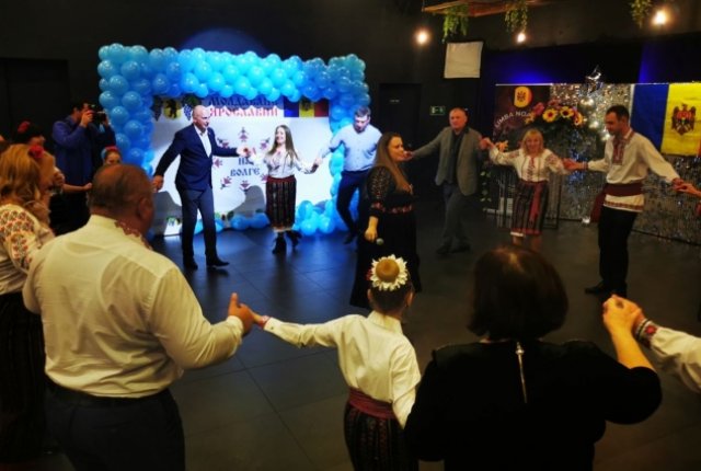 Традиционный молдавский танец всех объединил.