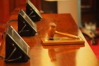 Суд взыскал с осужденного денежные средства, затраченные на авиационную эвакуацию потерпевшей.